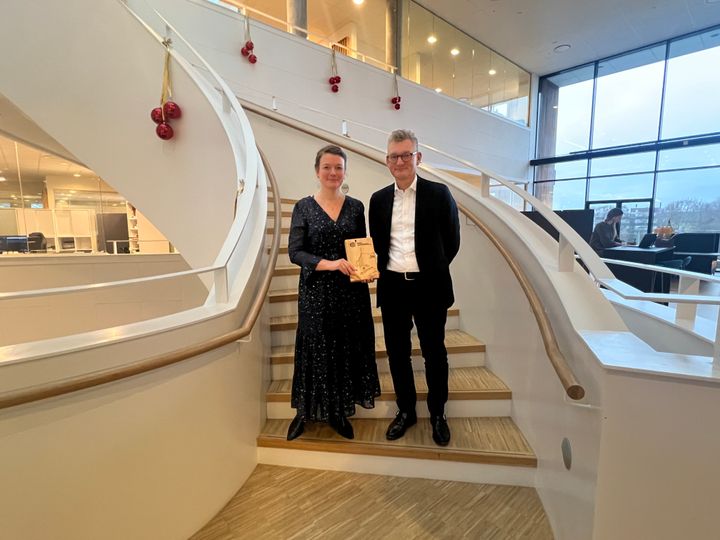Peter Stenholm, adm.  direktør i EjendomDanmark, overrakte prisen til borgmester Stephanie Storbank.
