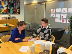Lene Bierbaum, udviklingschef i Dansk Skoleskak, underskriver partnerskabsaftalen, som gør Billund Kommune til vært for Landsfinalen i Skolernes Skakdag de kommende tre år.