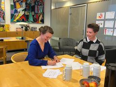Borgmester Stephanie Storbank underskriver partnerskabsaftalen med Dansk Skoleskak, som betyder, at Billund Kommune de næste tre år kan kalde sig værtskommune for Landsfinalen i Skolernes Skakdag.