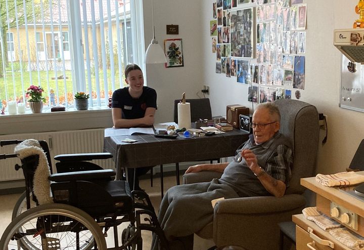 Amia Mikkelsen på 15 år arbejder på Fynsgades Plejehjem, hvor hun blandt andet hygger sig med Aage Marquardt på 86 år.