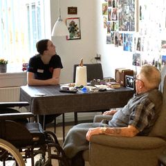 Amia Mikkelsen på 15 år har fritidsjob på Fynsgades Plejehjem, hvor hun blandt andet hygger sig med Aage Marquardt på 86 år.