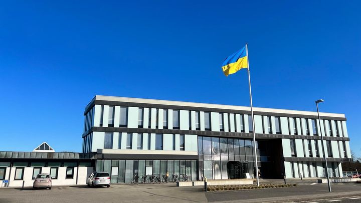 98 procent af de jobparate ukrainere, der bor i Billund Kommune, er i job. Ifølge Dansk Arbejdsgiverforening betyder det, at Billund Kommune er den kommune i Danmark, der klarer sig bedst i forhold til at få Ukrainere i job.
