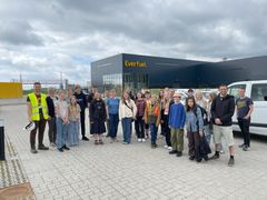 I alt 28 skoleelever og deres lærere fra Trekantområdet besøgte raffinaderiet og brintfabrikken i Fredericia for at lære om fremtidens energikilder. Foto: Triangle Energy Alliance