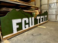 FGU-skiltet er udarbejdet med inspiration fra Hollywoodskiltet i Los Angeles og skal pynte ved skolens eget telt ved Billund Idrætscenter. Foto: Billund Kommune