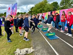 Der blev dystet i forskellige discipliner, da i alt 2.076 børn fra 97 klasser deltog i dagens Skole OL-finale i Billund Idrætscenter. Foto: Billund Kommune