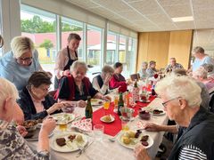Borgmester Stephanie Storbank hjalp med at servere for beboerne på Fynsgade Plejehjem, som i dag holdt kartoffelfest med stegt flæsk og persillesovs. Foto: Billund Kommune.