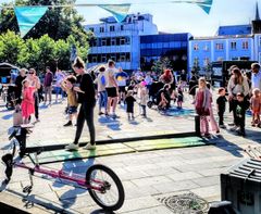 Syv verdensklasse gøglere kommer på turné i Trekantområdet og slår vejen forbi Torvet i Grindsted den 24. august.