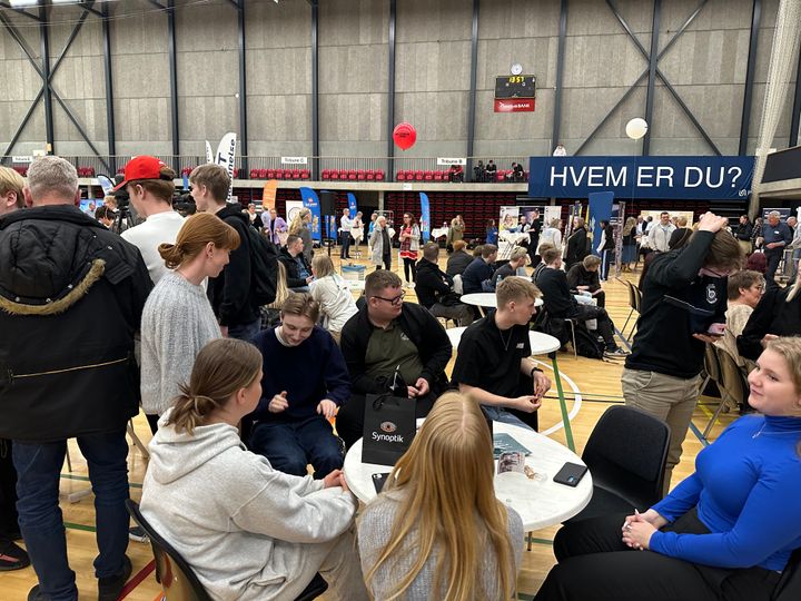 Billedet er fra Lærlinge- og jobmessen 2023. Billund Kommune inviterer igen i år til en messe, hvor deltagerne kan møde virksomheder fra en bred vifte af brancher, der repræsenterer alt fra byggeri og håndværk til hotel, detailhandel, IT samt offentlige sektorer som sundhed og uddannelse. Foto: Billund Kommune