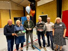 Ældre Sagen, lokalafdelinger Billund og Grindsted sammen med formand Gitte Johansen og næstformand Martin Alminde Friis fra Frivilligrådet. Foto: Billund Kommune