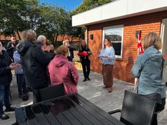 Cirka 150 var mandag eftermiddag mødt op til indvielsen af værestedet huset. Foto: Billund Kommune