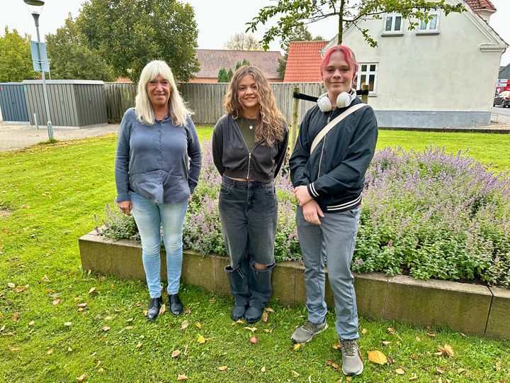 17-årige Ida Rask og 16-årige Oliver Asmussen fra STU Kulmosegård glæder sig til at arbejde med klimainitiativerne, hvor de bl.a. skal plante klimavenlig sansehave. Her ses de sammen med Lene Krabbe, leder af STU Kulmosegård. Foto: Billund Kommune