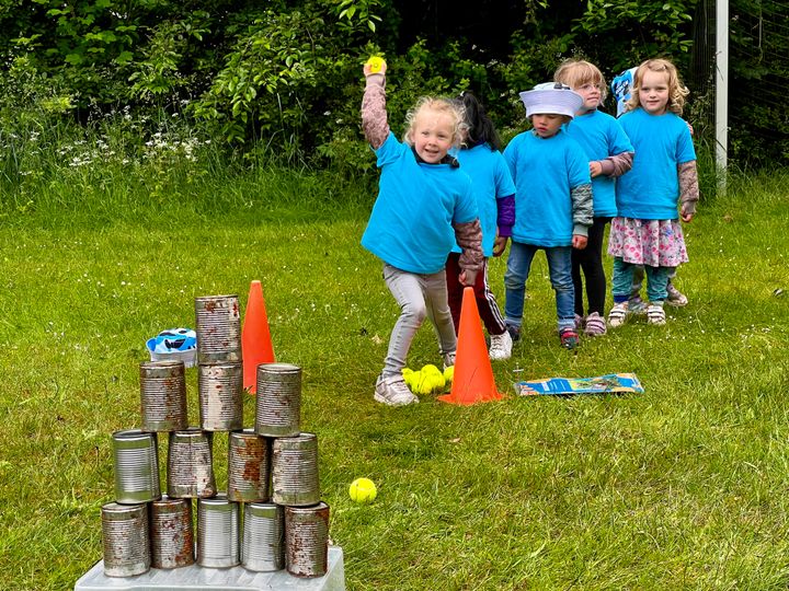 Hundredvis af børnehavebørn deltog i Mini-OL i juni måned, hvor de dystede i forskellige discipliner med en masse bevægelsesaktiviteter, som KFUM's Idrætsforbund stod bag med konceptet Rend og Hop med Ida og Oliver. Nu fortsætter det gode samarbejde. Foto: Billund Kommune.