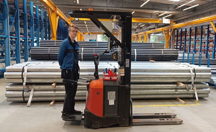 Efter et ”pitstop-forløb” ved Billund Kommunes Kompetencecenter, hvor Andreas Kjærsgaard bl.a. fik bevilget et truckcertifikat, har han fået et job som truckfører hos Ahlsell. Foto: Andreas Kjærsgaard