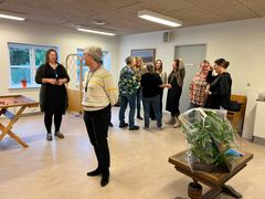 Efter indvielsestalen og en kort rundvisning blev der afholdt en mindre reception for at fejre indvielsen af Daghjemmet Hedelyng. Foto: Billund Kommune.