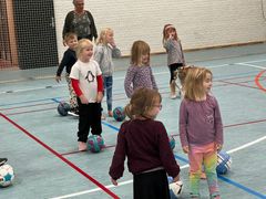 Fodboldtræningen har fokus på motorik, leg og bevægelse, og så er det en mulighed for at skabe forbindelser mellem daginstitutionen og den lokale fodboldklub. Foto: Billund Kommune.