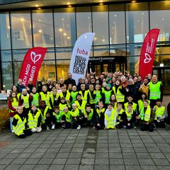 Mange morgenfriske mennesker var mødt op ved rådhuset i Grindsted torsdag morgen, hvor Patrick Cakirli satte gang i etape 67 af March mod Ensomhed. Foto: Billund Kommune