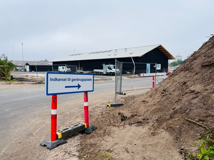 I forbindelse med renoveringen af Billund Genbrugsplads bliver der opsat en adgangsbom, som betyder at brugere skal registrere sig for fortsat at have adgang. Foto: Billund Kommune.