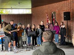 Skolekoret på Vestre Skole indledte indvielsen med en lille koncert for de fremmødte. Foto: Billund Kommune