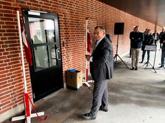 Udvalgsformand for børne- og familieudvalget, Bjarne Larsen, kunne i dag klippe den rødesnor til indvielsen af Vestre Skoles nye idrætsfaciliteter. Foto: Billund Kommune