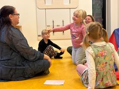 Når børnene ved Børnenes Univers Grindsted Vest har legegruppe, arbejder Christel H. B. Nielsen og Katrine Laursen med at køre legen op og ned i tempo, hvor følelser er det gennemgående tema. Foto: Billund Kommune