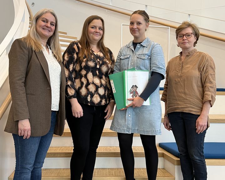 Tale-hørekonsulenterne Christina Skovkjær, Rikke Møller Beck, Sarah Hartung Andresen og Marianne Vest med et eksemplar af de nye legepakker, der er udviklet til børn med udtalevanskeligheder. Foto: Billund Kommune.