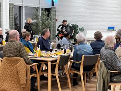 De cirka 40 fremmødte til onsdagens pårørendeaften på Værestedet startede aftenen ud med harmonikaspil og sangen livstræet. Foto: Billund Kommune