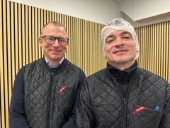 Danforels CEO Steffen Nielsen og driftsleder i pakkeriet Pawel Purtak. Foto: Billund Kommune