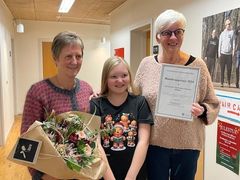 Anny Marie Pedersen, Victoria Mikkelsen og Vibeke Norup modtog Handicapprisen på vegne af Red Barnets Familieoplevelsesklub i Billund. Foto: Billund Kommune.