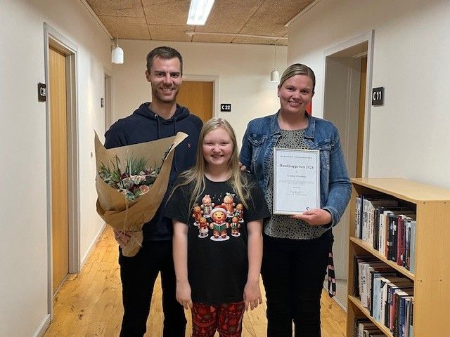 Claus Nielsen, Victoria Mikkelsen og Christina Søndergaard modtog prisen på vegne af Grindsted Privatskole. Foto: Billund Kommune.