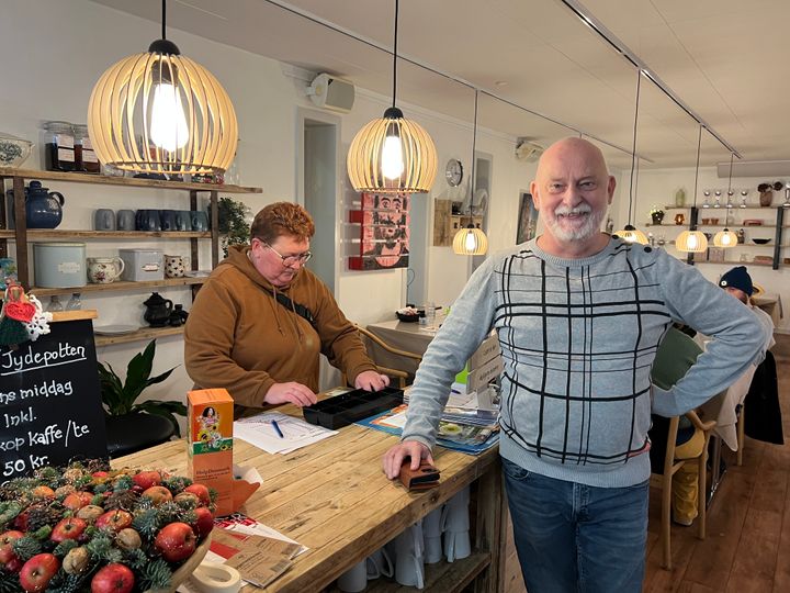 Niels Christensen har været leder på Café Jydepotten i 18 år. Bag Niels står Pia Elbæk, der er en af de frivillige, som arrangerer juleaften. Foto: Billund Kommune.