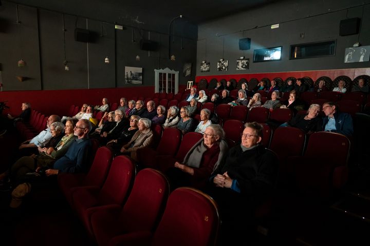 Erindringsbio er en særlig biografoplevelse for borgere med demens og deres pårørende, der giver mulighed for at vække minder og skabe samtaler om det levede liv. Foto: Bjørn Pierri Enevoldsen