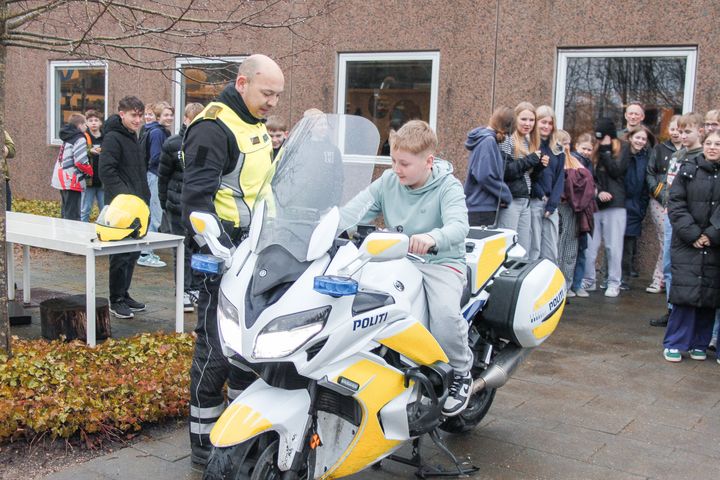 141 skolepatruljeelever fik i dag et ekstra skulderklap fra Billund Kommunes borgmester, Rådet for Sikker Trafik, CoC Playful Minds og politiet. De fik bl.a. lov til at sidde på 2 politimotorcykler, udforske en politibil og hilse på to politihunde. Foto: CoC Playful Minds