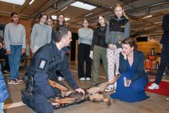 De 141 skolepatruljeelever fik også lov til at hilse på to politihunde. Foto: CoC Playful Minds