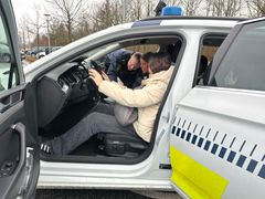 141 skolepatruljeelever fik i dag et ekstra skulderklap fra Billund Kommunes borgmester, Rådet for Sikker Trafik, CoC Playful Minds og politiet. De fik bl.a. lov til at sidde på 2 politimotorcykler, udforske en politibil og hilse på to politihunde. Foto: Billund Kommune