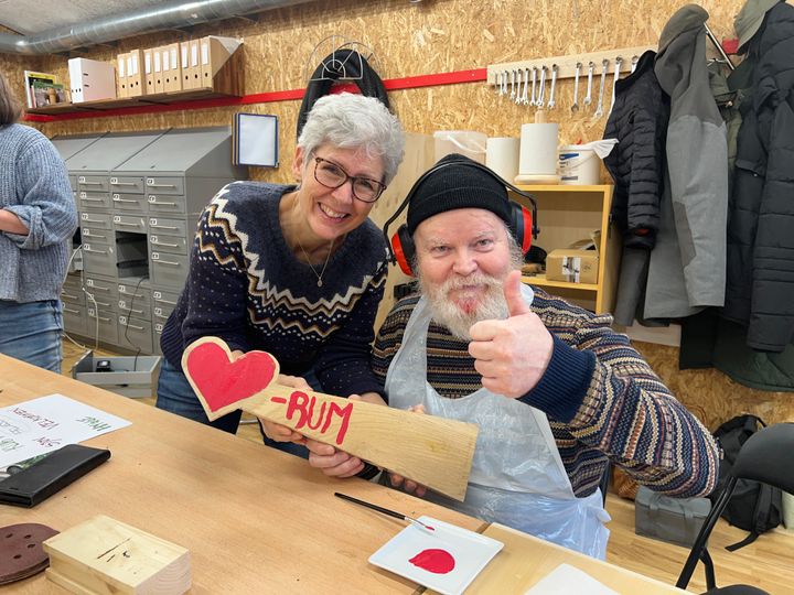 Mændene på holdet "Mandehørm" brugte torsdag formiddag på at lave skilte til KLUB MellemRums totempæl. Foto: Billund Kommune.