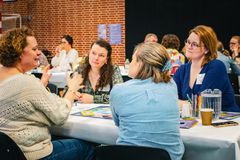 Der var gode snakke ved bordene, da Billund Kommune og CoC Playful Minds sidste år inviterede til en trivselsdag for børnefamilier i en digital hverdag. Foto: CoC Playful Minds