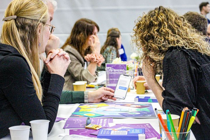 Der var gode snakke ved bordene, da Billund Kommune og CoC Playful Minds sidste år inviterede til en trivselsdag for børnefamilier i en digital hverdag. Foto: CoC Playful Minds