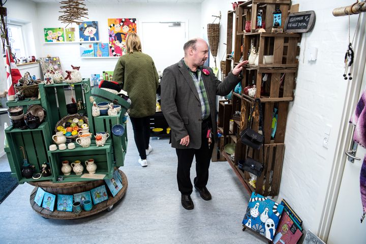 Michael Skibsted Jakobsen, beboer på Lindegården, ses her i Lindegårdens butik, som er drevet af beskæftigelsen på Lindegården. Snart kan de se frem til en fællessti, som vil gøre færdsel til og fra Grindsted mere sikkert. Foto: Billund Kommune