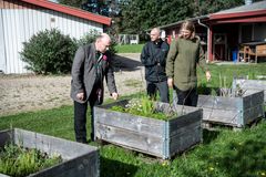 Michael Skibsted Jakobsen og Kim Nielsen er beboere på Lindegården. De ses her sammen med Vivi Østergård Johnsen, som er teamleder på Bo Lindegården. Foto: Billund Kommune