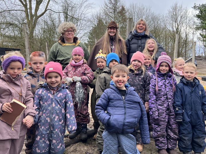 Bagerst fra venstre er det pædagogerne Christel H. B. Nielsen og Mette Nielsen, som den 1. april følger med børnene over på Vestre Skole de første tre uger. Yderst til højre er det børnehaveklasseleder Karina Jensen. De tre samarbejder om at sikre børnene i Børnenes Univers Grindsted Vest en god overgang til Vestre Skole. Foto: Billund Kommune.