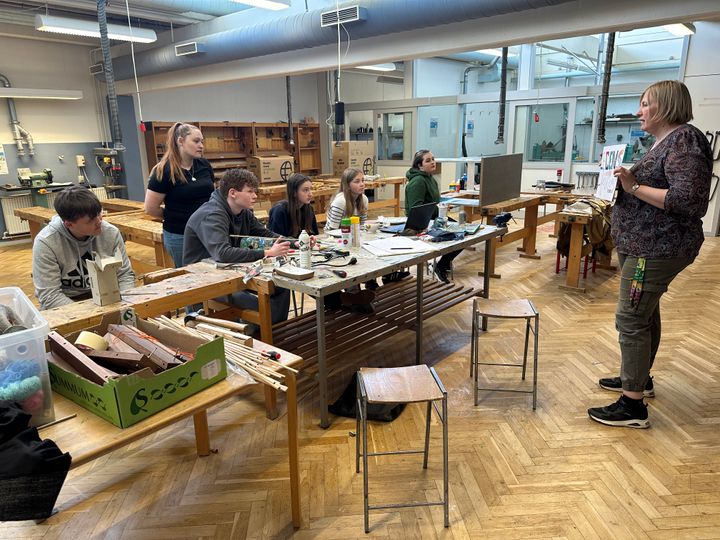Elias, Andrés, Maja, Nicoline og Casper fra 7. klasse på Hejnsvig Skole arbejder på at lave et stort skilt til indgangen ved Hejnsvig Stadion, som skal markere, at Legens Festival kulminerer ved stadionet. Foto: Billund Kommune