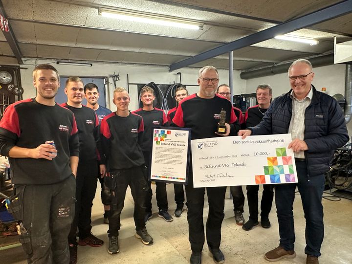 Udvalgsformand Robert Terkelsen overrakt Den sociale virksomhedspris til Billund VVS Teknik i 2024. Foto: Billund Kommune