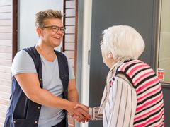 87 procent af borgerne i Billund Kommune, som modtager hjemmehjælp, svarer, at de enten er tilfredse eller meget tilfredse med den modtagne hjemmehjælp. Det rækker til en placering som nummer 6 ud af 98 kommuner i undersøgelsen, som er foretaget af Danmarks Statistik for Ældreministeriet. Foto: Billund Kommune.