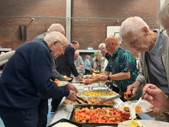 Traditionen tro stod medlemmer fra Kommunalbestyrelsen for at servere maden til Frivilligfesten.