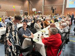 Traditionen tro stod medlemmer fra Kommunalbestyrelsen for oprydningen af maden til Frivilligfesten.