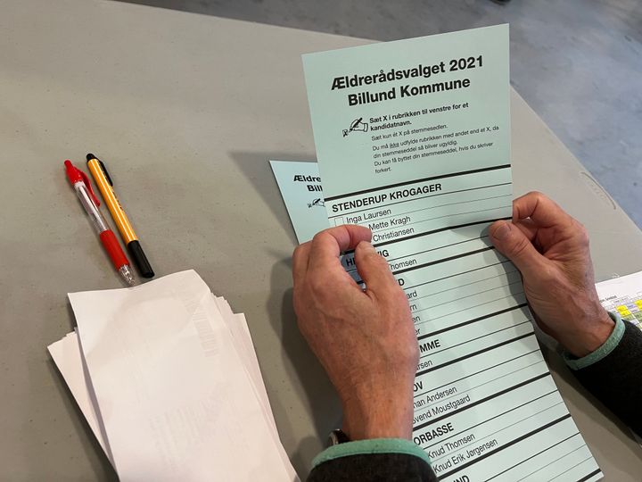 Ældrerådsvalget afholdes tirsdag den 18. november på de samme valgsteder som Kommunal- og Regionsrådsvalget. Valghandlingen til Ældrerådsvalget foregår dog i et separat lokale. Billedet er fra valget i 2021. Foto: Billund Kommune.