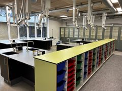 Fysik-kemi lokalet har fået nyt udseende.