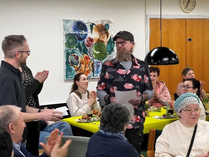 Frivilligprisen 2025 blev overrakt til Ask Bregnø fra Røde Kors Grindsted. Han modtog prisen for sit store arbejde med bl.a. netværkscafeen for flygtninge og for sin indsats for socialt udsatte.