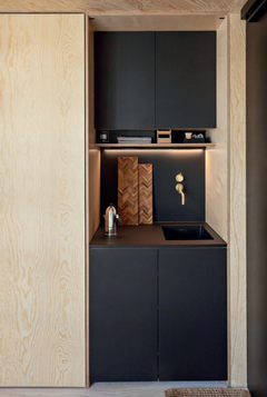 Køkkenet er et lille minikøkken med bordplade m/vask,  lille køleskab, skuff eskab og overskabe. Kogeplade m/to blus og microovn er mobile og opbevares  i skab