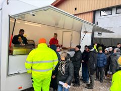 Der var arrangeret pølevogn til beboerne og de opmødte til arrangementet.